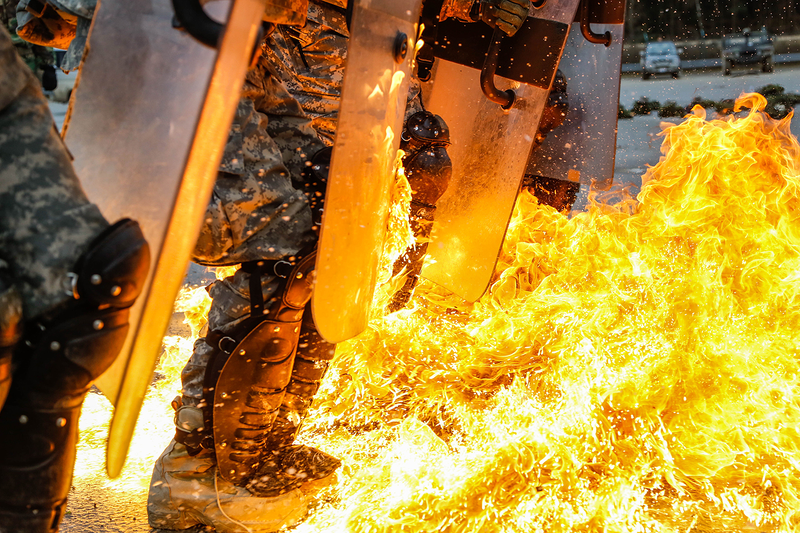 Illustration for article titled These Photos Of Soldiers Executing Fire Phobia Training Will Terrify You